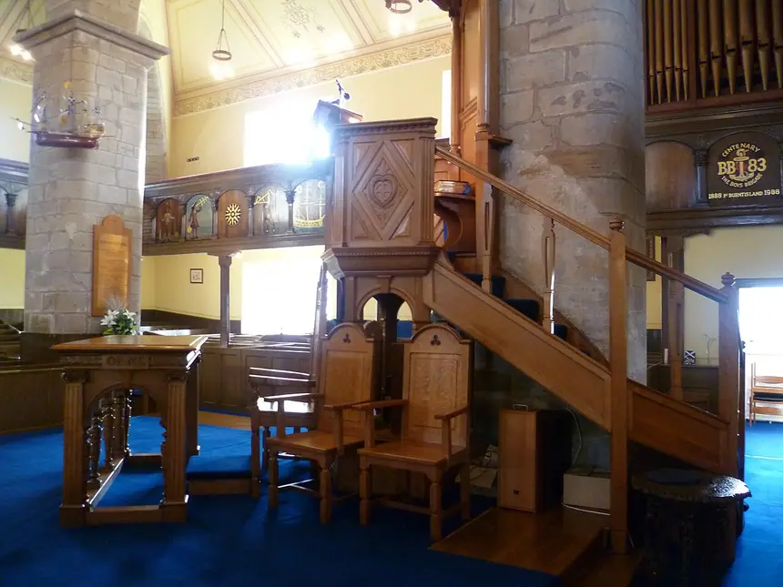 Bên trong nhà thờ giáo xứ Burntisland, Scotland, dựng năm 1592: tòa giảng cao có cầu thang, phía dưới là bàn và ghế. Ảnh chụp năm 2011.