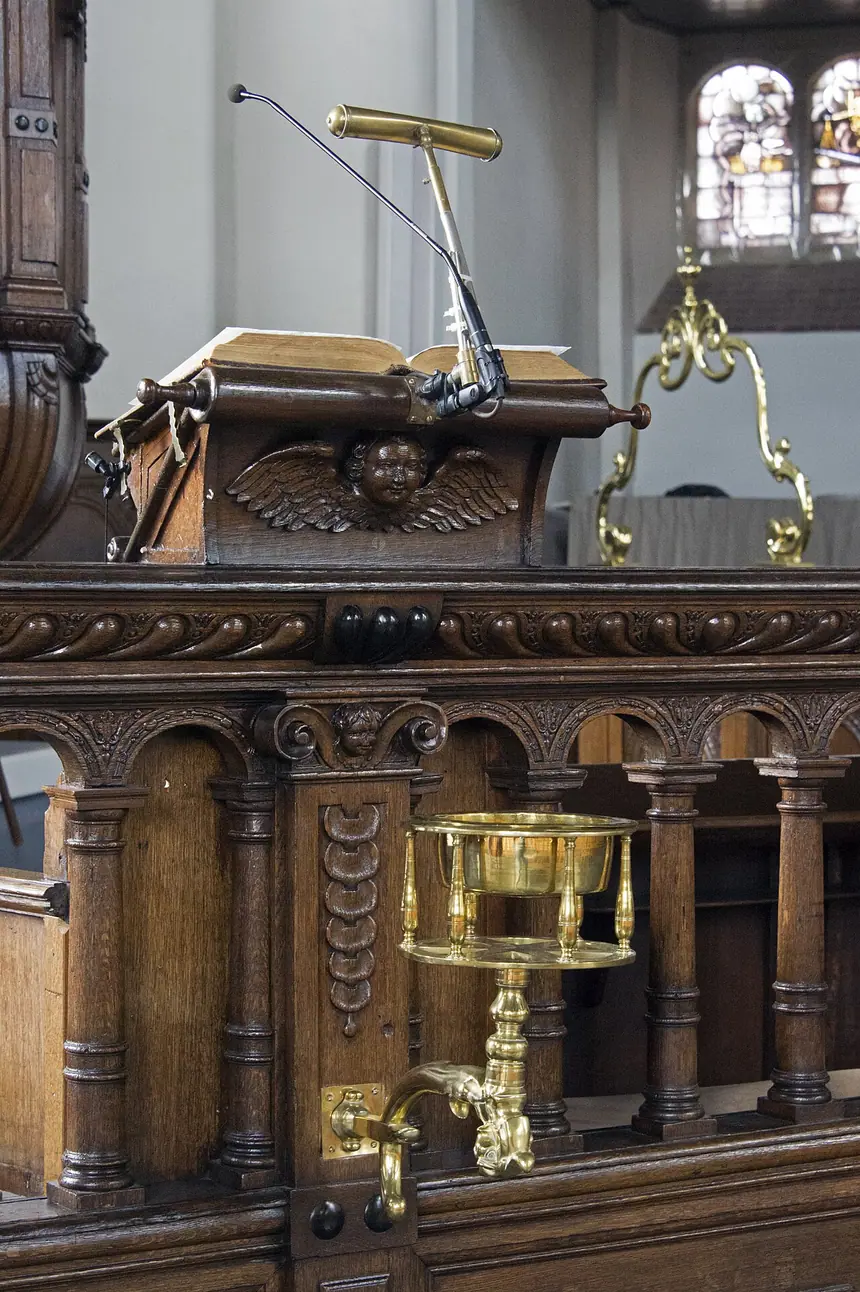Khu dooptuin trong Groote Kerk ở Maassluis, Hà Lan: tòa giảng, giá đỡ chậu nước báp-têm bằng đồng và hàng rào gỗ bao quanh. Ảnh chụp năm 2017.