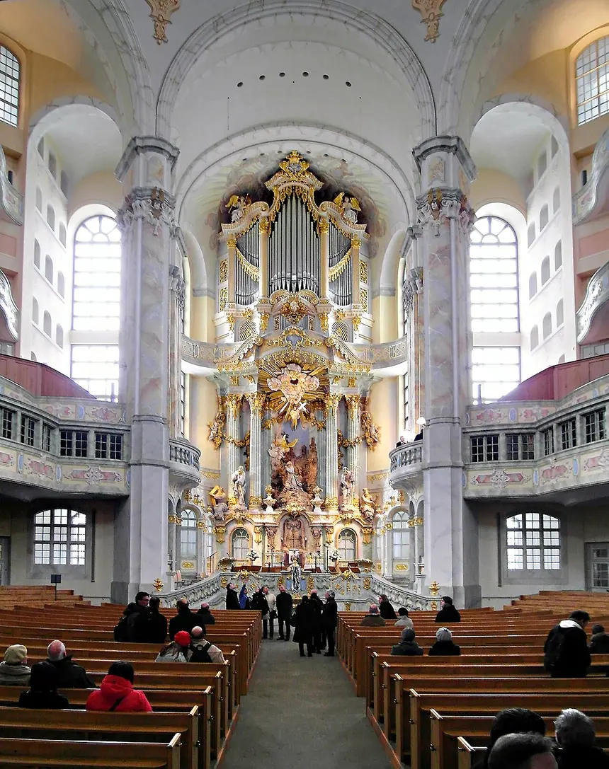 Tòa giảng và bàn thờ trong Frauenkirche ở Dresden, Đức, nhà thờ của Giáo hội Luther. Nhà thờ bị phá năm 1945 và dựng lại, cung hiến năm 2005. Ảnh chụp năm 2013.