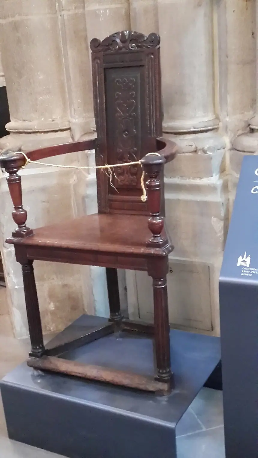 Chiếc ghế gỗ được gọi là ghế của Calvin, đặt trong nhà thờ Saint-Pierre ở Genève. Ảnh chụp năm 2015.