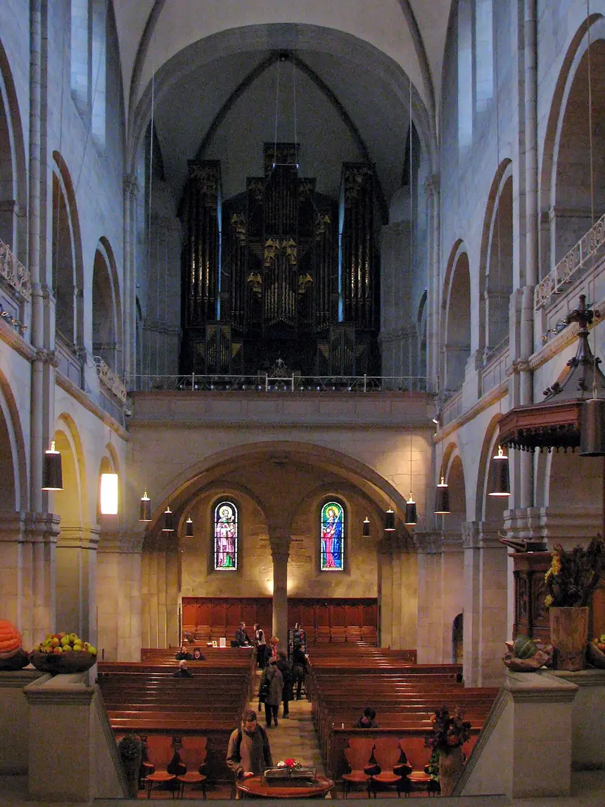 Bên trong Grossmünster ở Zürich, Thụy Sĩ. Ảnh chụp năm 2008.