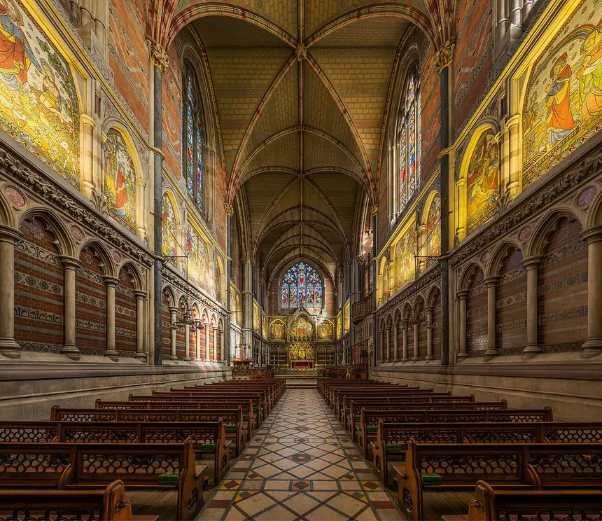 Bên trong nhà nguyện Keble College ở Oxford, mở cửa năm 1876, kiến trúc sư William Butterfield. Tường phủ tranh ghép. Ảnh chụp năm 2015.