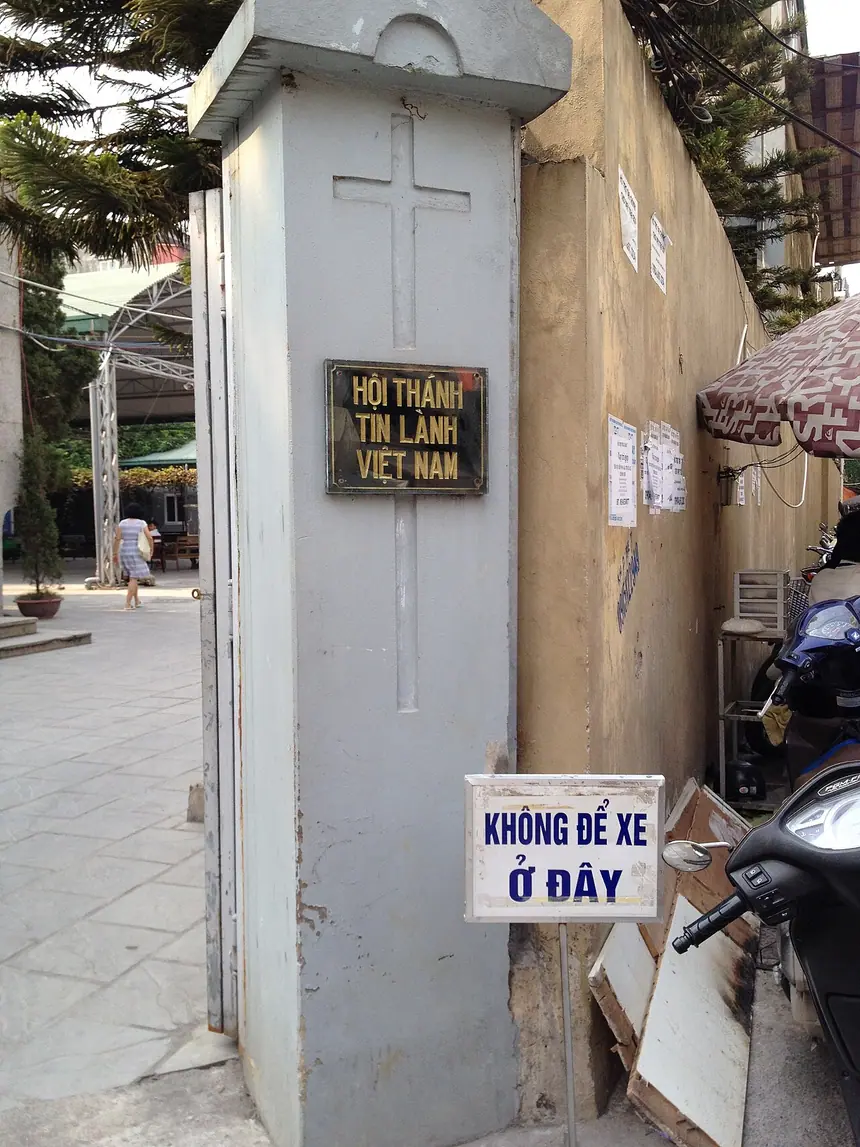 Lối vào nhà thờ Tin Lành Ngõ Trạm, Hà Nội, với tấm biển của Hội Thánh. Ảnh chụp năm 2015.
