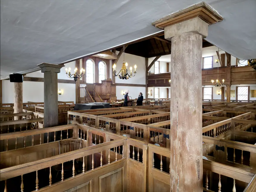 Bên trong Old Ship Meetinghouse ở Hingham, bang Massachusetts, Hoa Kỳ, dựng năm 1681: các ô ghế gỗ có vách ngăn, không có tượng hay tranh. Ảnh chụp năm 2025.