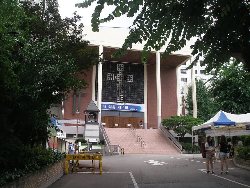 Nhà thờ Saemoonan ở Seoul, Hàn Quốc, hội thánh Trưởng Lão lập năm 1887. Ảnh chụp năm 2010.