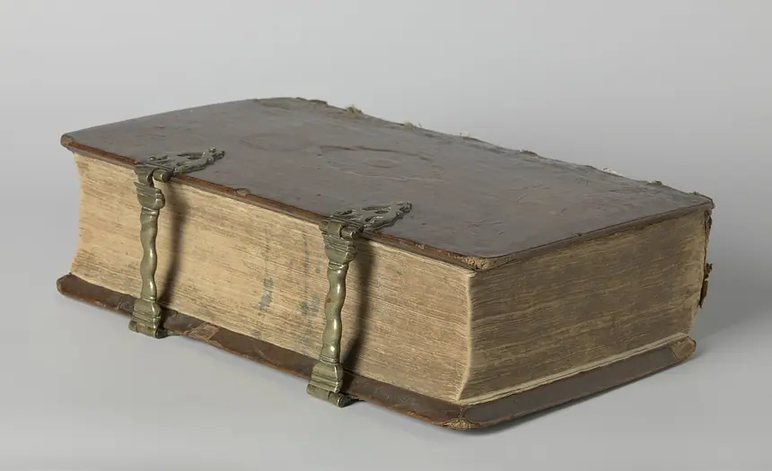 Một cuốn Statenbijbel, bản in đầu năm 1637, bìa da nâu có khóa kim loại. Theo Rijksmuseum, đây là cuốn Kinh Thánh trên tàu của đô đốc Maarten Harpertsz. Tromp. Rijksmuseum, Amsterdam.