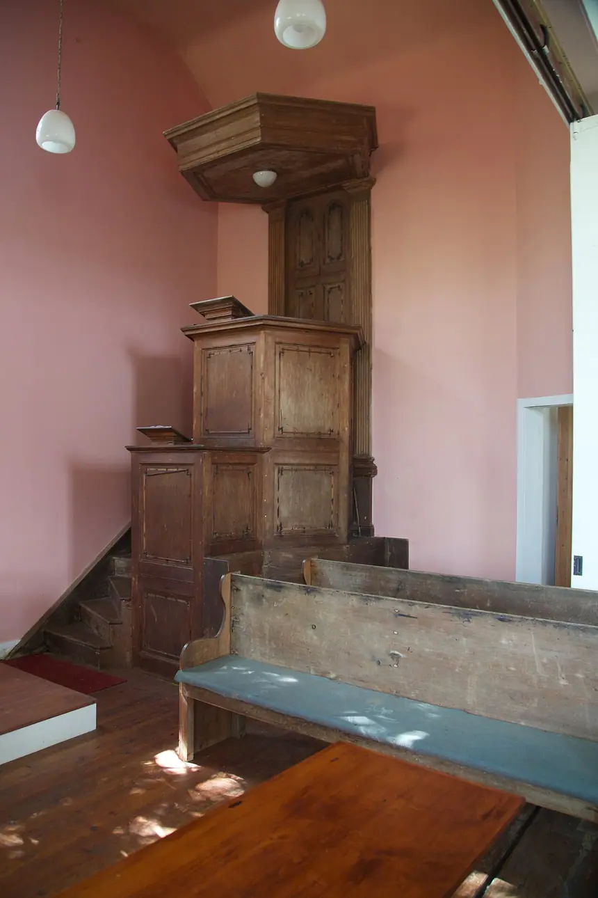 Tòa giảng gỗ trong nhà thờ trên đảo Ulva, Scotland. Ảnh chụp năm 2015.