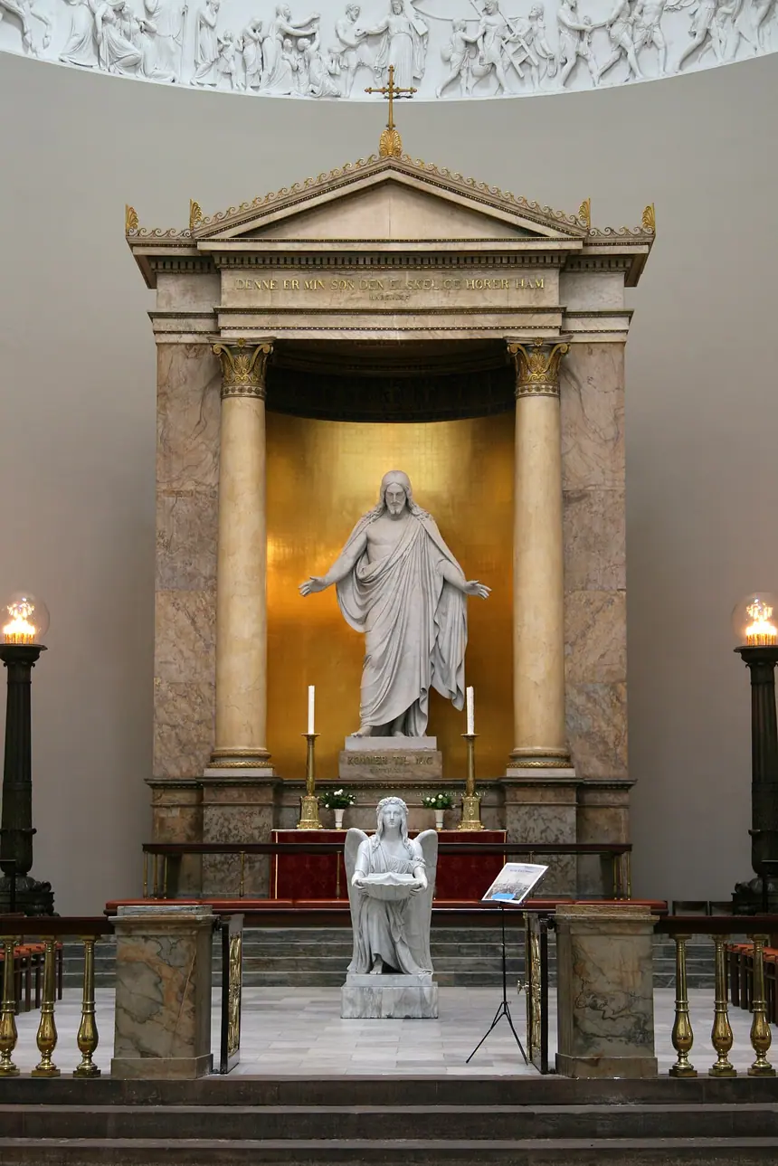 Bàn thờ nhà thờ Đức Bà (Vor Frue Kirke) ở Copenhagen, nhà thờ chính tòa của Giáo hội Luther Đan Mạch: tượng Chúa Giê-xu phục sinh của Bertel Thorvaldsen, đá cẩm thạch, đặt trong hốc phía trên bàn thờ. Ảnh chụp năm 2006.