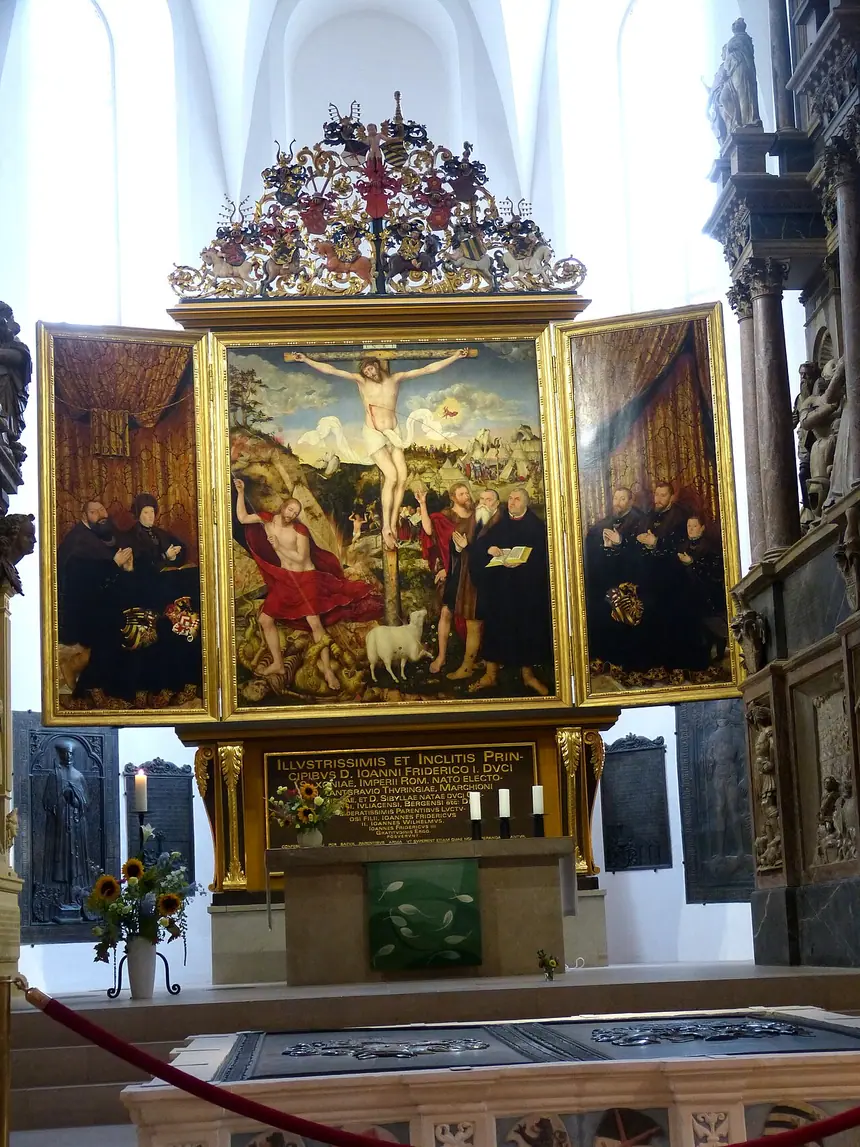 Bức tranh thờ của cha con Cranach trong nhà thờ Thánh Phêrô và Phaolô (Herderkirche) ở Weimar, Đức, năm 1552 tới 1555. Ảnh chụp tại chỗ năm 2016.
