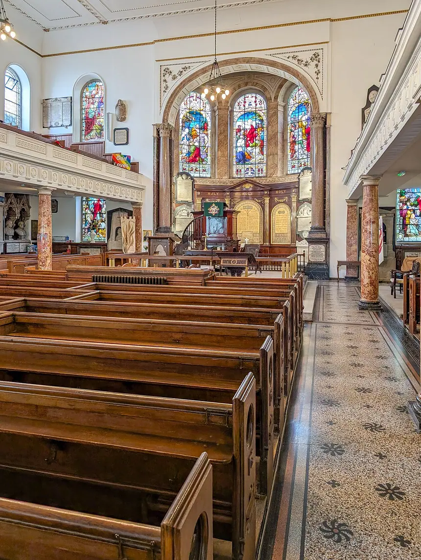 Bên trong Wesley's Chapel ở London, mở cửa năm 1778. Ảnh chụp năm 2025.