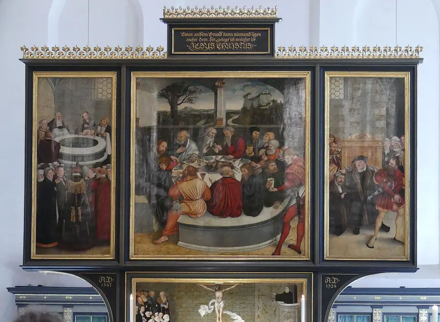 Bức tranh thờ Cải chánh trong nhà thờ Thánh Maria ở Wittenberg, Đức, do xưởng của cha con Cranach vẽ, năm 1547. Ảnh chụp tại chỗ năm 2017.