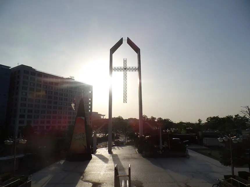 Thập tự giá trống dựng ngoài trời tại Hội Thánh Phúc Âm Toàn Vẹn Yoido ở Seoul, Hàn Quốc. Ảnh chụp năm 2015.