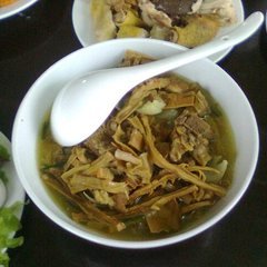 Bát tô canh măng móng giò, canh bóng thả hoặc canh khổ qua đun sôi nóng