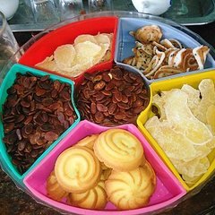 Fragrant Tea and Steamed Prosperity Cakes (Banh Phat Tai)